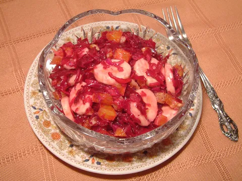Crveni kupus s voćem