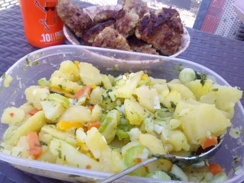 Krumpir salata sa medveđim lukom