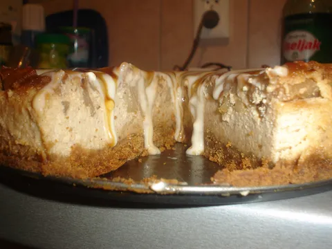 Cheesecake s jabukama, cimetom i karamelom