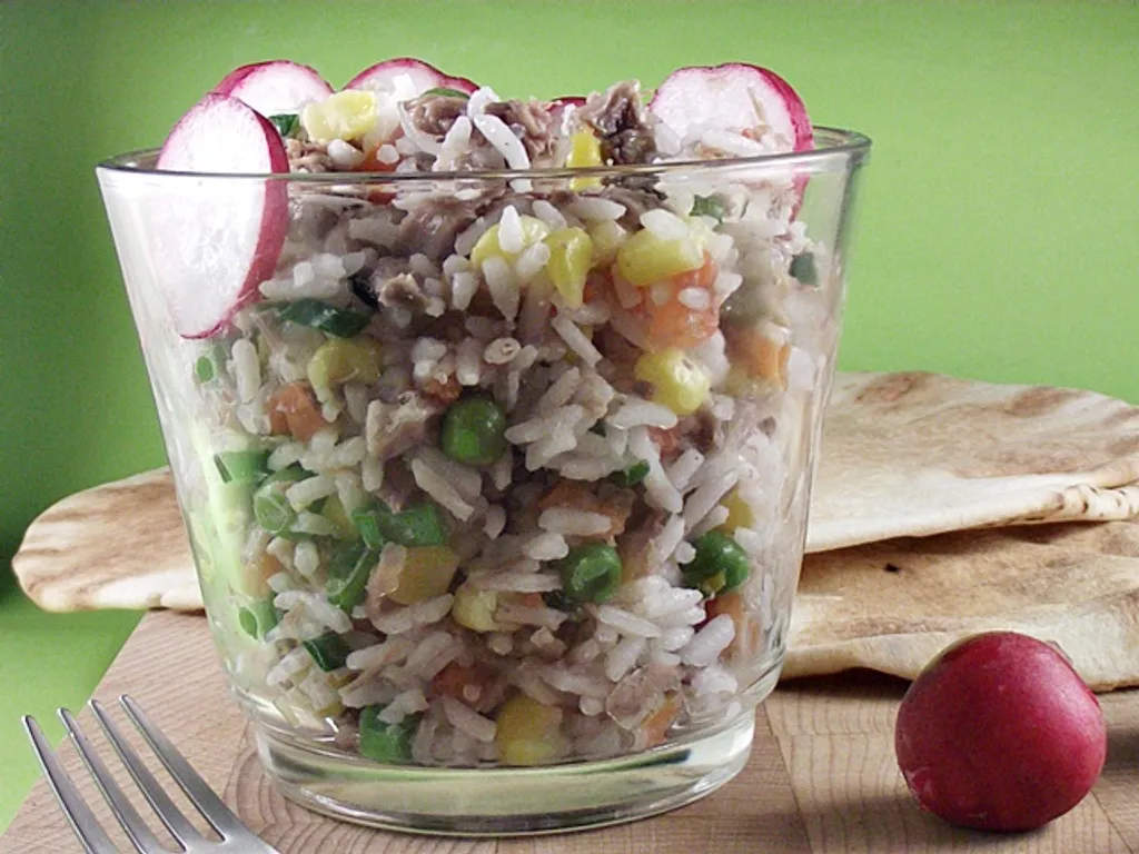 Salata sa mladim povrćem i pirinčem