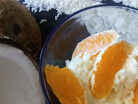 Riža s kokosom poslužena s kuhanim voćem