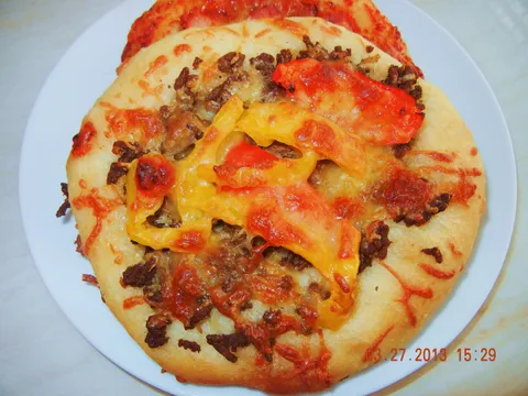 Mini pizze sa mljevenim mesom i paprikama