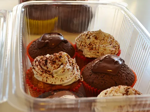 čokoladni muffins by lp-l-t-mama i tiramisu cupcakes by tamarichka