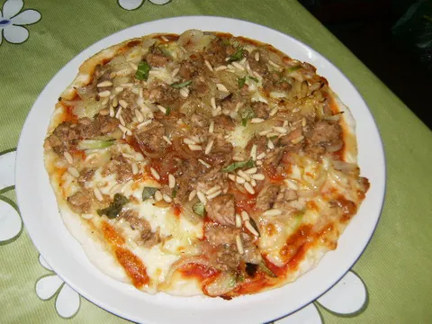 Pizze made in Italy- Crni luk, pinjoli i tunjevina