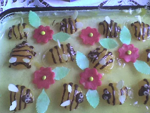 Pčelin kolač ili pčelice među cvjećem