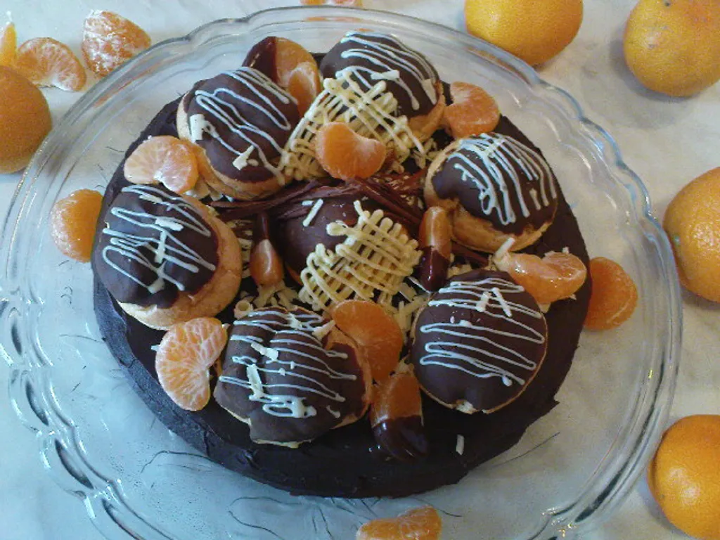 Čokoladna torta s narančom i profiterolama