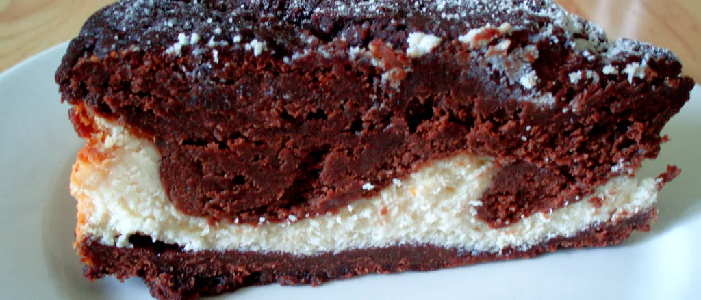 Klasicna americka torta od cokolade fudge i sira