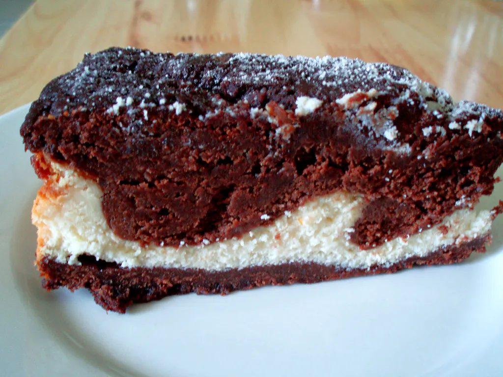 Klasicna americka torta od cokolade (fudge) i sira