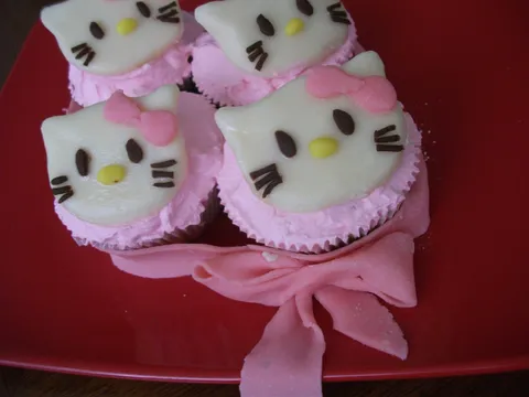 hello kitty cupcakes 2