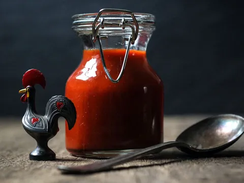 Sriracha (Thai: ศรีราชา)