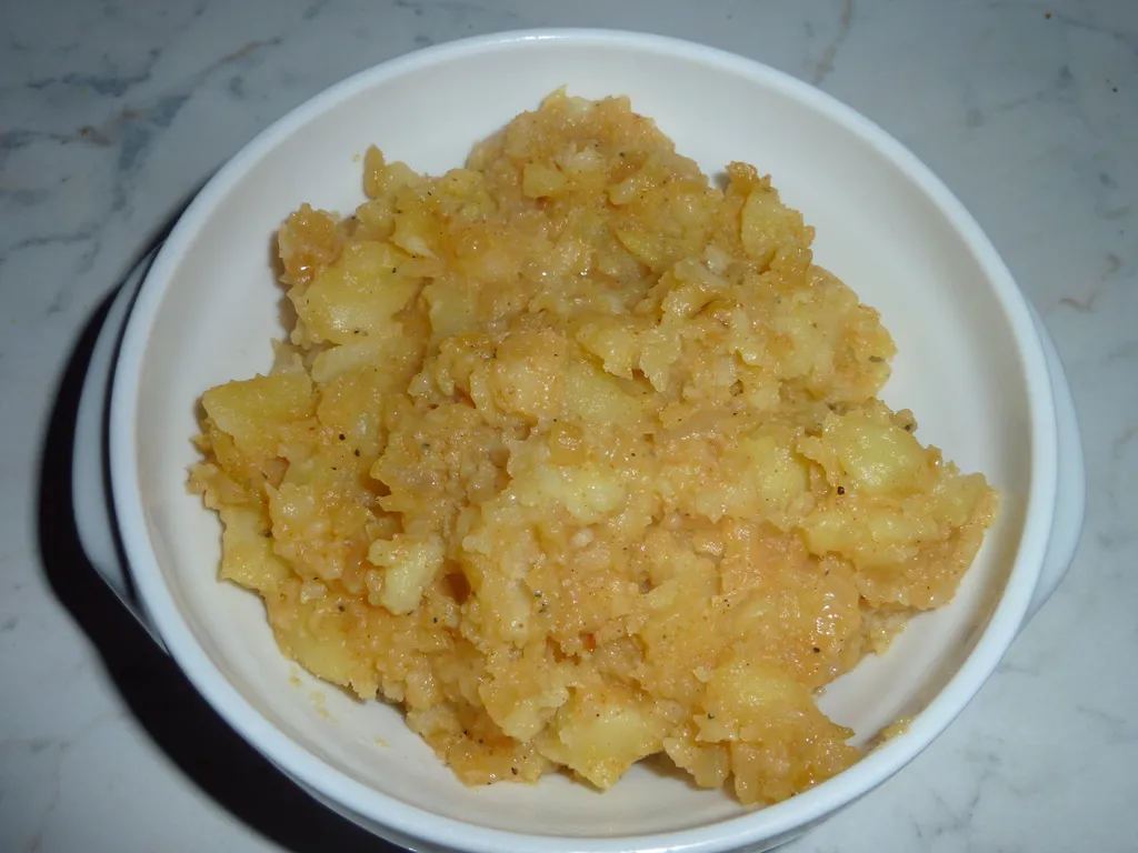 Restani ili pire krumpir sa crvenom mljevenom paprikom