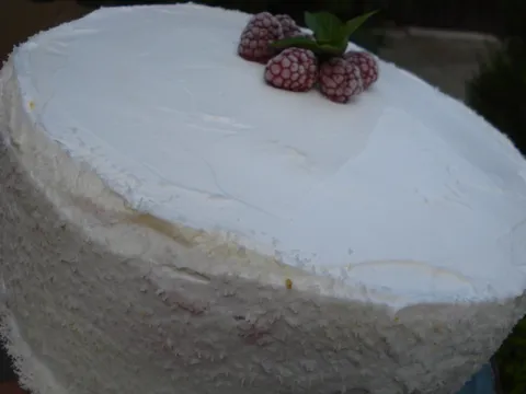 krem torta od malina i bijele čokolade