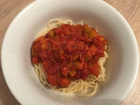 Špageti sa umakom od tikvica