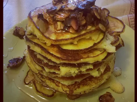 American pancakes with roasted almonds and honey