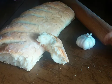 Domaci hleb sa belim lukom