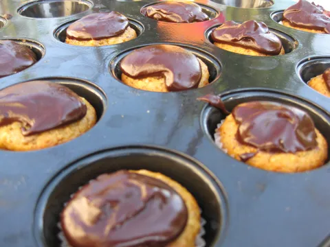 Ljepljivi muffini s čokoladnim preljevom