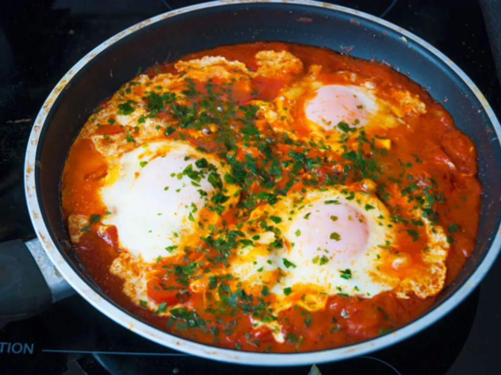 SHAKSHOUKA - Tuniski dorucak sa posiranim jajima u finom umaku