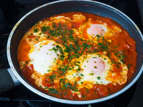 SHAKSHOUKA - Tuniski dorucak sa posiranim jajima u finom umaku