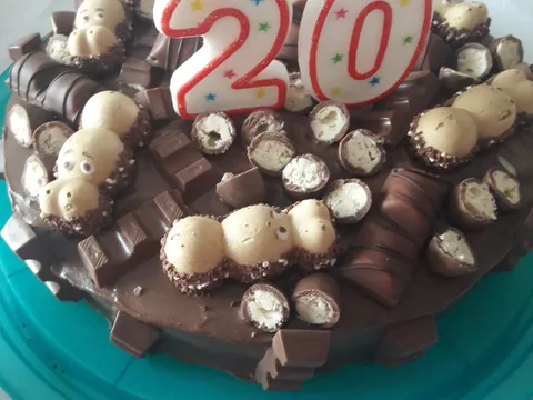 Čokoladna torta sa čokoladnim ukrasima