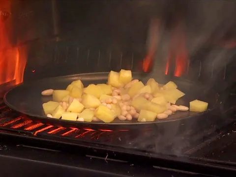 Dimljenje krumpira i graha na roštilju