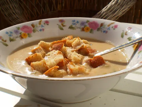 pripita juha od kestena s dimljenim sirom i začinjenim kruščićima