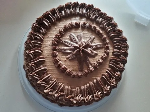 Čokoladna torta s lješnjacima - ukrašena ganage kremom