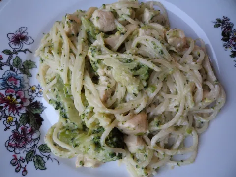 Špagete sa brokolijem i belim mesom
