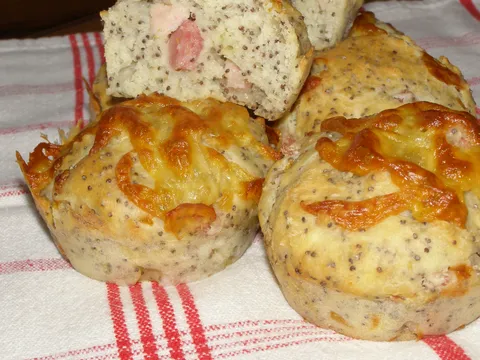 Dizani muffini s makom,sirom i slaninom