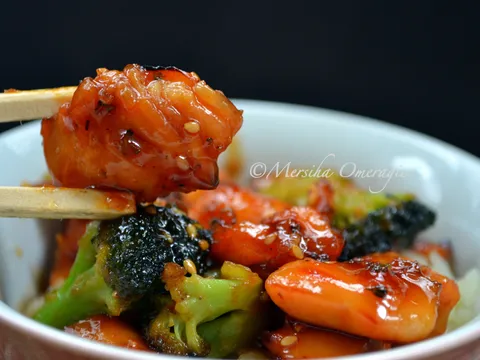 Kineska Sticky Piletina sa Sezamom i Brokolicama