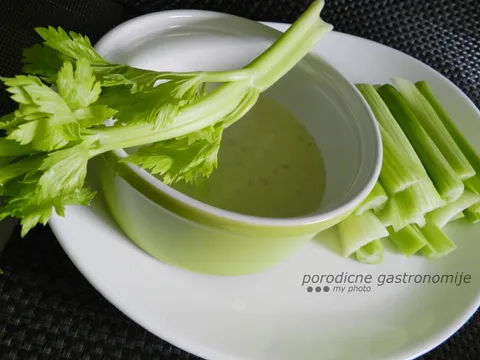Istopljena gorgonzola sa svežim celerom
