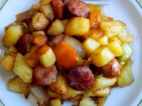 Kobasica, luk, paprika i krompir
