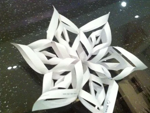 Jednostavna trodimenzionalna pahulja od papira