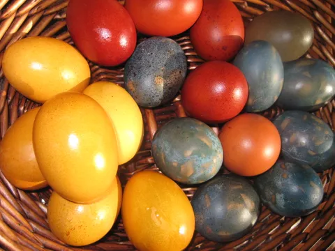 Jaja bojena/farbana prirodnim bojama