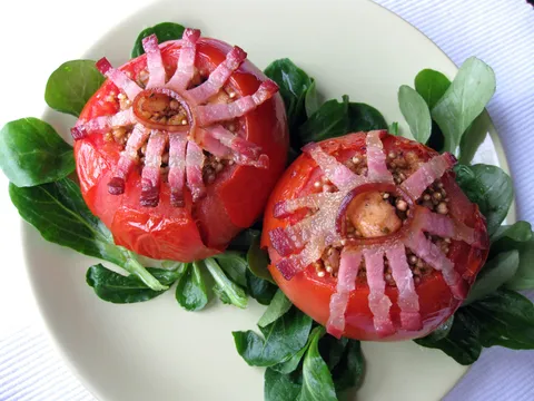 Pikantne punjene zapečene rajčice