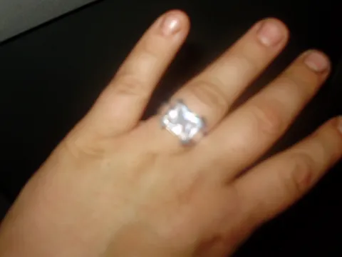 ovako izgleda prsten koji mi je kupio dragi da me zaruči