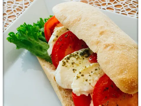 Mozzarella-Paradajz sendvič (sa pestom od bosiljka)