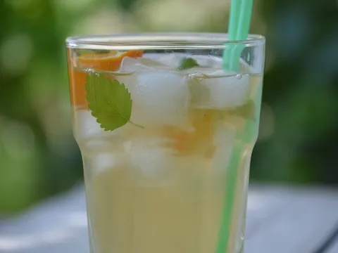 Ledeni bijeli čaj sa anisom, mentom i limunom