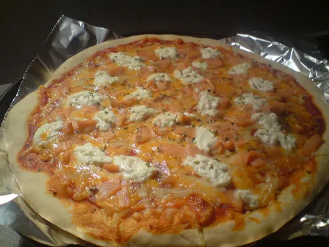 Pizza sa dimljenim lososom