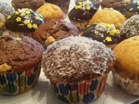 Muffini s borovnicama i muffini sa tamnom i bijelom čokoladom