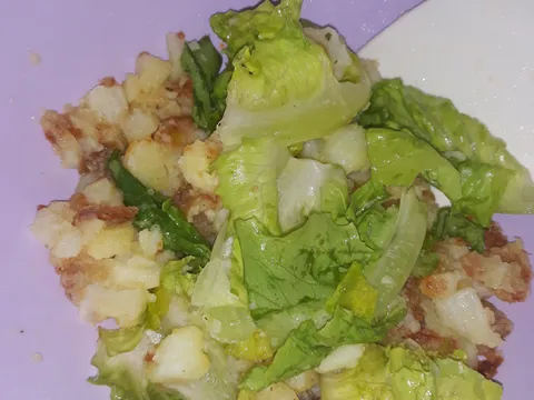 Zelena salata i zapečeni krumpir