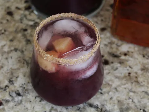 Cocktail sa hibiskusom , narancom , ananasom i rumom