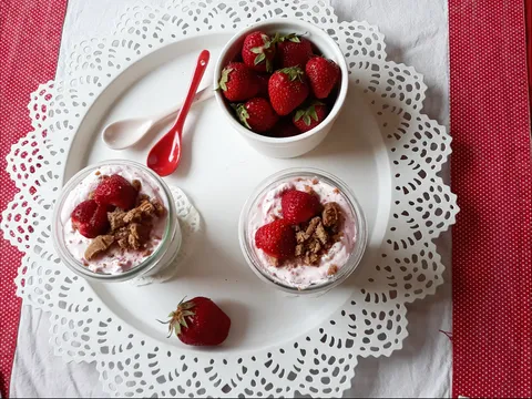 Desert u čaši od grčkog jogurta i jagoda