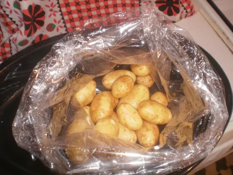 Mladi krumpiri u celofanskom škartocu :)