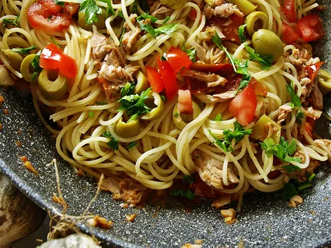 ღ  Spaghetti s tunom i pomidorinima