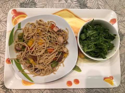 Špageti s kobasicom i lignjama u povrću