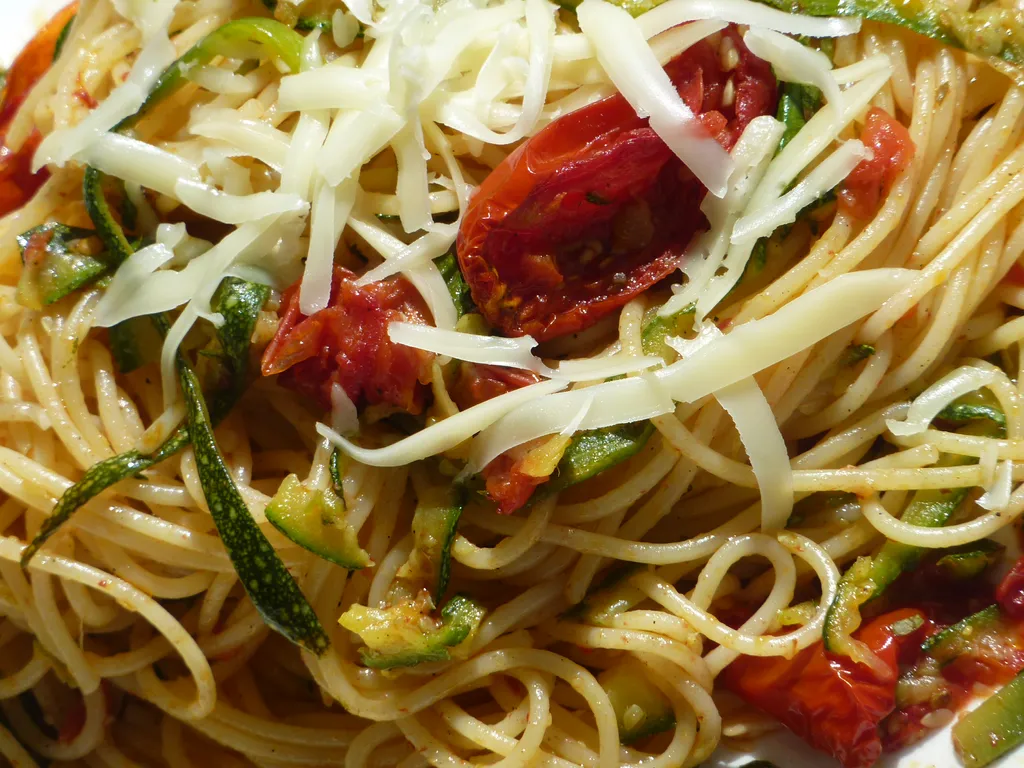 Špageti s tikvicama i sušenim rajčicama