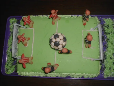 Dečja rođendanska torta "Fudbalsko igralište"