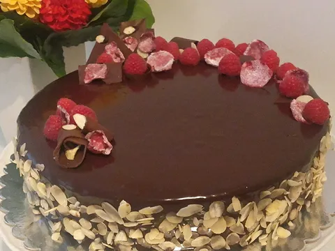 Čokoladna mousse torta s malinama1