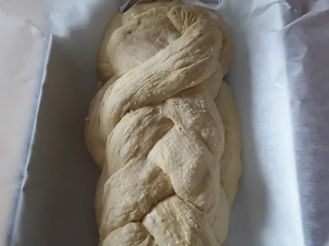 Challah kruh sa dvije pletenice