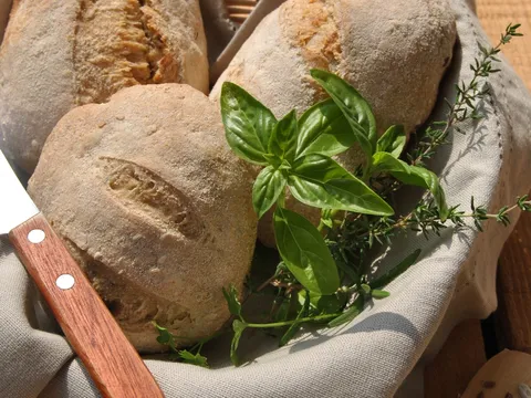 Integralni kruh s kiselim tijestom, sa začinskim biljem i sjemenkama